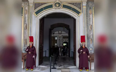 Topkapı Sarayı’nda jandarmalar ‘silahtar’ kıyafetiyle nöbet tutmaya başladı.