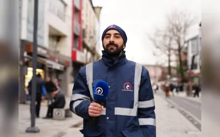 "CEZAYLA DEĞİL RIZAYLA" TEMİZLİK PERSONELİ VATANDAŞA MİKROFON UZATTI “BURADA BİR EMEK VAR, KENDİNE SAYGISI OLAN YERE ÇÖP ATMAZ”