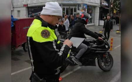 İSTANBUL CADDESİ’NDE MOTOSİKLET DENETİMİ YARIM SAATTE 16 KİŞİ TESPİT EDİLDİ KURALA UYMAYANLARA CEZAİ İŞLEM UYGULANDI HEM MOBESELER, HEM DE EKİPLER DENETİMDE