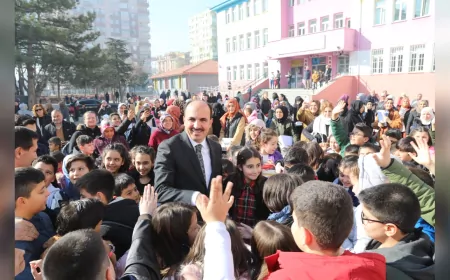 BAŞKAN ALTAY KARNE ALAN ÖĞRENCİLERİ TEBRİK ETTİ