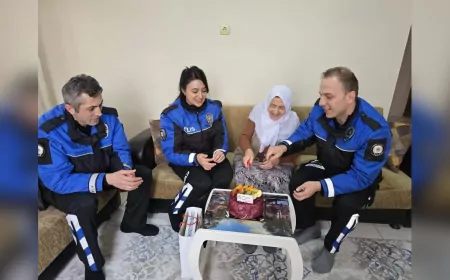 Kırıkkale’de Polis Ekiplerinden 81 Yaşındaki Teyzeye Doğum Günü Sürprizi