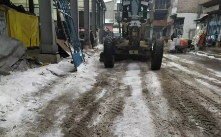 AĞRI BELEDİYESİ'NDEN YOĞUN KARLA MÜCADELE VE TUZLAMA ÇALIŞMASI