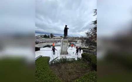 Büyükşehir, Atatürk Heykeli’nin temizliğini yaptı
