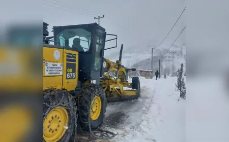 BÜYÜKŞEHİR EKİPLERİ KARLA MÜCADELEYİ SÜRDÜRÜYOR