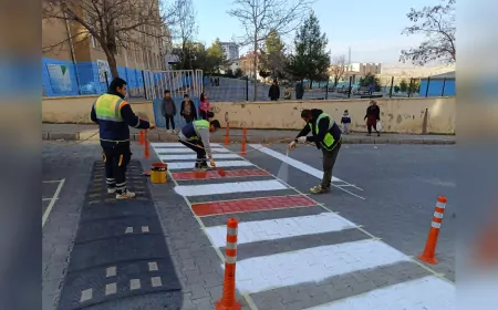 Mardin Büyükşehir Belediyesi, okul bölgelerinde trafik ve yaya güvenliğini artırıyor