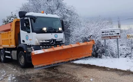 Eskişehir'in kırsal mahallelerinde karla mücadele ve tuzlama çalışmalarını sürüyor