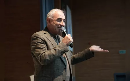 Konya Büyükşehir Belediyesi Şehir Konferansları Devam Ediyor: Nurullah Genç ve Altay Cem Meriç İlçelerde Vatandaşlarla Buluştu