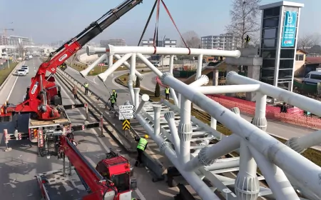 Kocaeli Büyükşehir Belediyesi, Solaklar Kavşağı’ndaki Üst Geçidin Montajına Başladı
