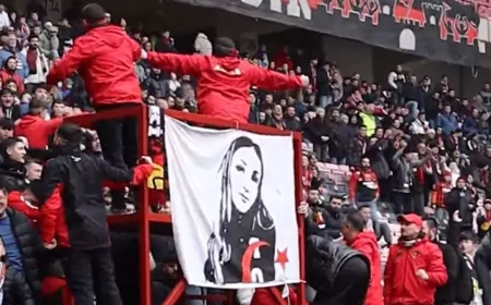 Eskişehirspor taraftarları  yağışlı havaya rağmen tribünleri doldurdu