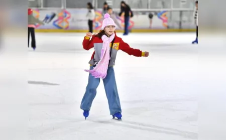 İzmir'deki Buz Pisti, Yarıyıl Tatilinde Öğrencilerle Doldu Taştı