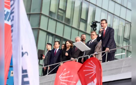 Başkan Tugay, Ekrem İmamoğlu’na Destek İçin Çağlayan Adliyesi'ne Gitti