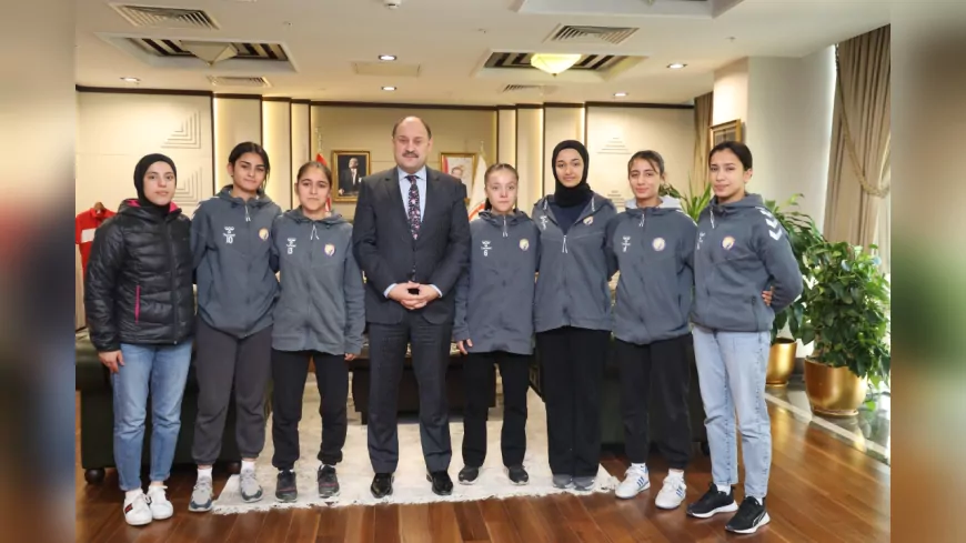 BAŞKAN GÜLPINAR, SALDIRIYA UĞRAYAN KADIN HENTBOLCULARA SAHİP ÇIKTI   BAŞKAN GÜLPINAR: "SPORCULARIMIZIN YANINDAYIZ"