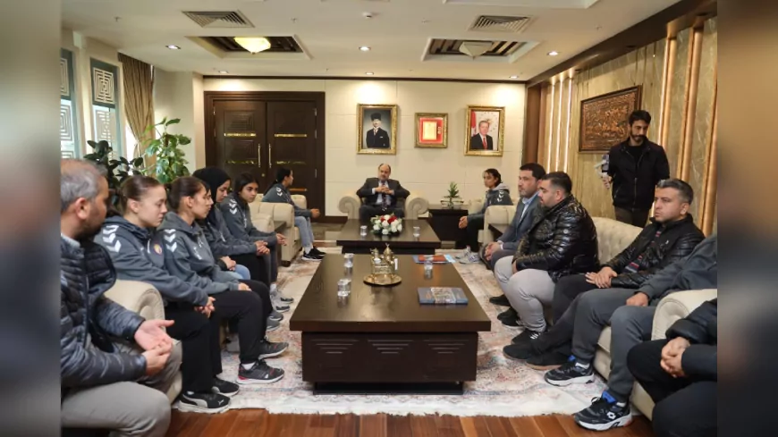BAŞKAN GÜLPINAR, SALDIRIYA UĞRAYAN KADIN HENTBOLCULARA SAHİP ÇIKTI   BAŞKAN GÜLPINAR: "SPORCULARIMIZIN YANINDAYIZ"