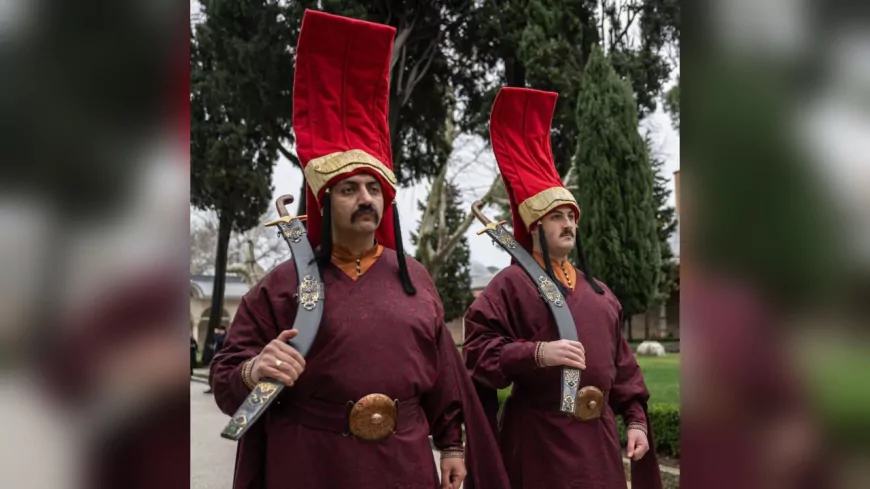 Topkapı Sarayı’nda jandarmalar ‘silahtar’ kıyafetiyle nöbet tutmaya başladı.