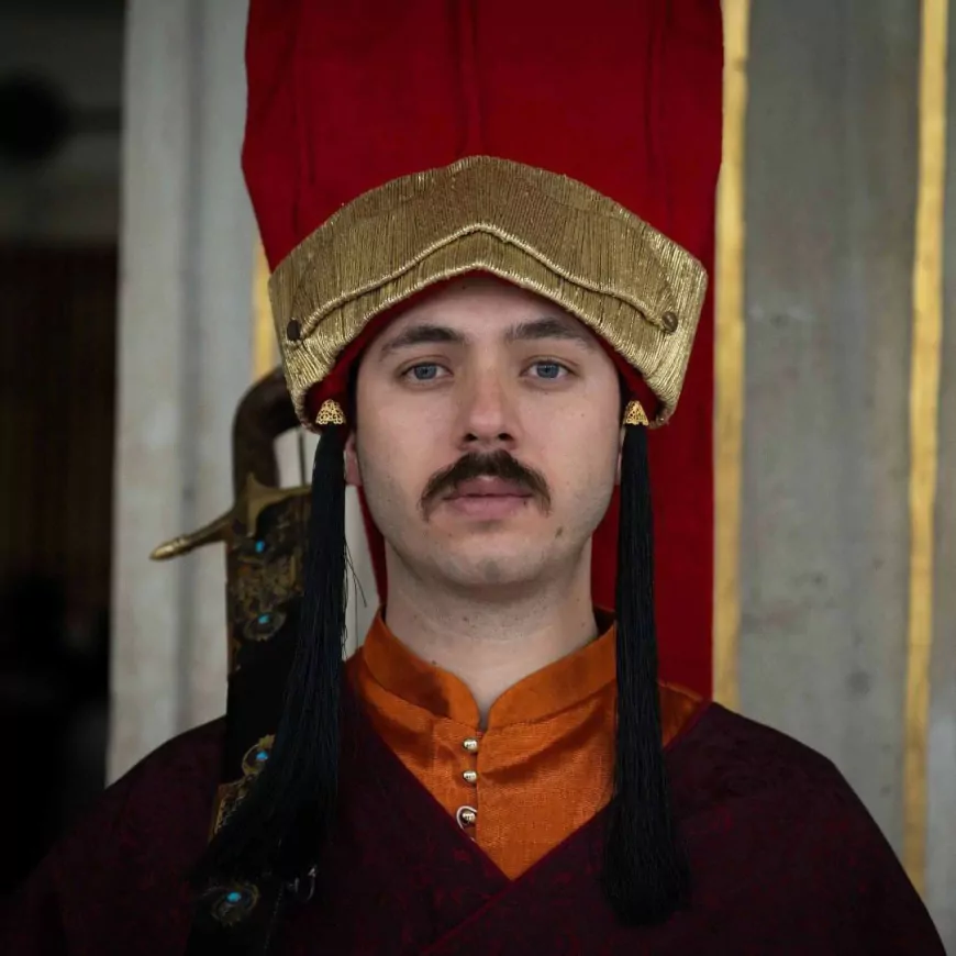 Topkapı Sarayı’nda jandarmalar ‘silahtar’ kıyafetiyle nöbet tutmaya başladı.