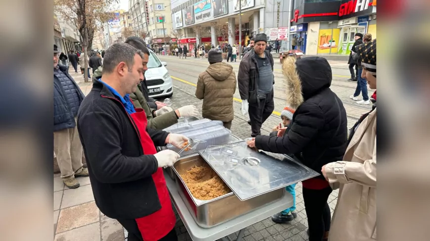 Odunpazarı Belediyesi, Miraç Kandili’nde 10.000 Kişiye Helva İkram Etti