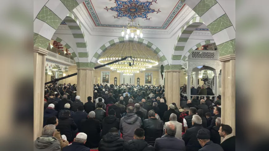 Konya Valisi ve Belediye Başkanları Miraç Kandili'nde Konyalılarla Bir Araya Geldi