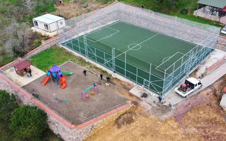 Büyükşehir, Eşme Ahmediye'ye Yeni Halı Saha Kazandırdı