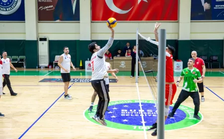 Bursa Büyükşehir Belediyesi İtfaiye Dairesi Başkanlığı, personel arasındaki dayanışmayı artırmak amacıyla düzenlediği voleybol turnuvasında dostluk ve kardeşlik ön plana çıktı.