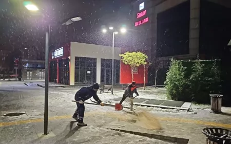 İstanbul’da Karla Mücadele: İBB Ekipleri Gece Boyunca Çalıştı