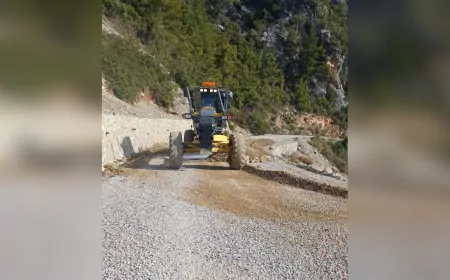 Büyükşehir Ekipleri Alanya Yollarında Tuzlama ve Bakım Çalışması Yaptı