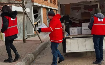 Kızılay Eskişehir'de gıda kolisi dağıtıyor