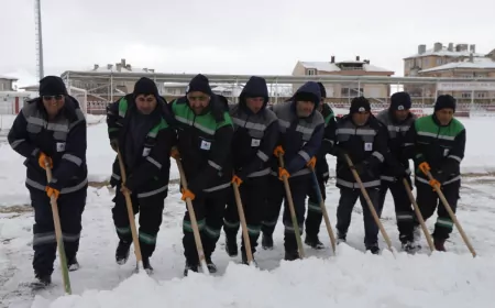 Nevşehir Belediyesi Ekipleri Gazi Stadyumunu Temizledi
