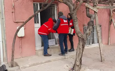 Türk Kızılay Eskişehir’de gıda kolisi dağıtmaya devam ediyor