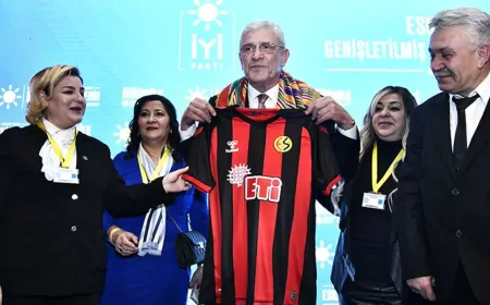 Müsavat Dervişoğlu'na Eskişehirspor forması hediye edildi