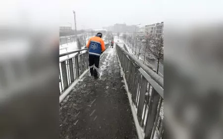 İBB Ekipleri İstanbul’da Kar Küreme ve Tuzlama Çalışmalarına Aralıksız Devam Ediyor