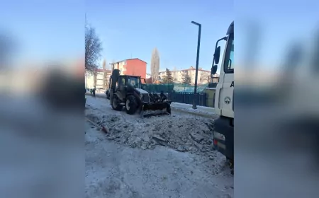 Ardahan Belediyesi, Dondurucu Soğuklarda Buz Temizleme Çalışmalarını Sürdürüyor