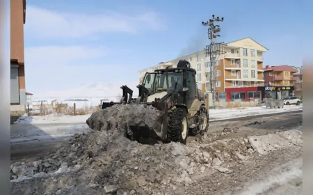 Ardahan Belediyesi Ekipleri Kar Temizliği İçin Yoğun Çalışmalarını Sürdürüyor