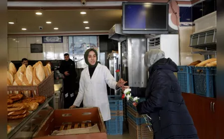 Sakarya Büyükşehir Belediyesi’nden Berat Kandili’nde Yürek Isıtan Hareket: "Bir Karanfil, Bir Tebessüm"