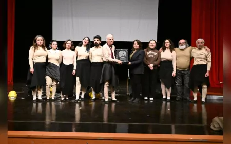 “Latmos’a Rahmet Geldi” Tiyatro Oyunu Büyük Beğeni Topladı