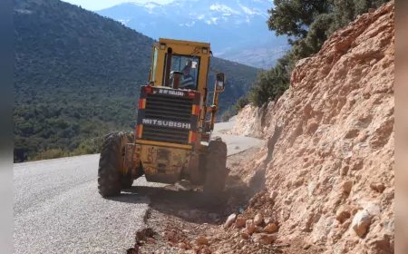 Elmalı’da Grup Yolları Güvence Altında: Şarampol Temizliği ve Bakım Çalışmaları