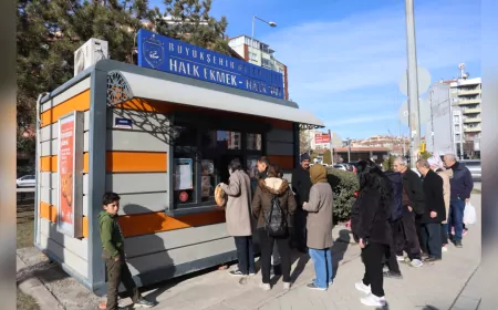 Ramazanın İlk Gününde Eskişehirliler Halk Pidesine Yoğun İlgi Gösterdi