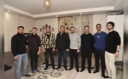 Başkan Ahmet Akın, Öğrencilerle Sahur Yapıp Yurt ve Ulaşım Sorununa Çözüm Müjdesi Verdi