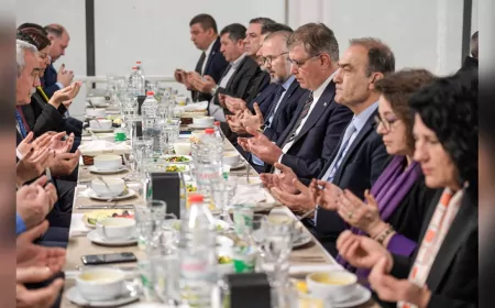 İzmir Büyükşehir Belediye Meclisi Üyeleri İftar Sofrasında Buluştu