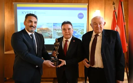 Başkan Muhittin Böcek, “Kybele” Ödülünü Aldı