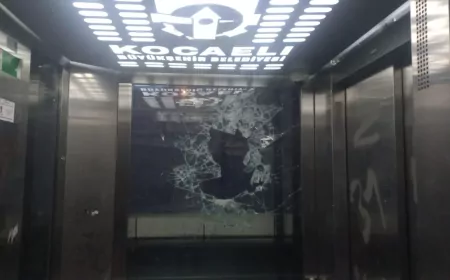 Kocaeli’de Şok Görüntü: Çocuk Asansörün Camını Kaldırım Taşıyla Kırdı