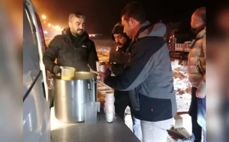 Kar Fırtınasında Araç Sahiplerine Çorba İkramı Yapıldı