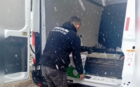 İhtiyaç Sahibi Ailelere Sıcak Yemek Ulaştırılıyor