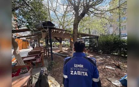 İzmir Büyükşehir Belediyesi Kamusal Alanları İşgallerden Temizliyor