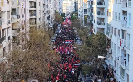 İzmir'de On Binler İmamoğlu İçin Yürüdü: Tugay'dan Sert Tepki