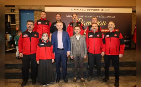 Kocaeli Büyükşehir Belediye Başkanı Tahir Büyükakın, Afet Gönüllüleriyle İftar Yaptı