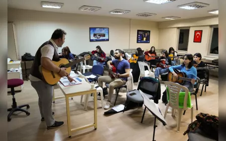 29 Ekim Gençlik Merkezi'nde Gitar ve Bağlama Kursları Devam Ediyor