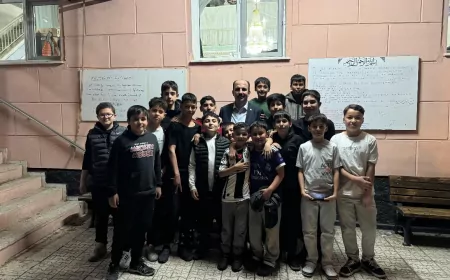 Başkan Altay, Teravih Sonrası Gençlerle Sohbet Etti ve Esnafların Çay Davetine Katıldı