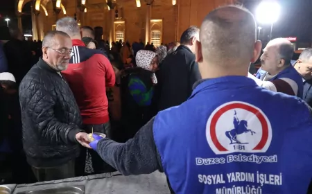 Kadir Gecesi Dualarla İdrak Edildi, Düzce Belediyesi Lokma Dağıttı