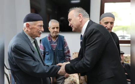 Başkan Özlü, Alzheimer Merkezi'nde Yaşlıları Ziyaret Ederek Bayramlarını Kutladı
