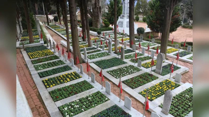Büyükşehir, “18 Mart Çanakkale Zaferi ve Şehitleri Anma Günü” İçin Şehitliklerin Bakımını Gerçekleştirdi